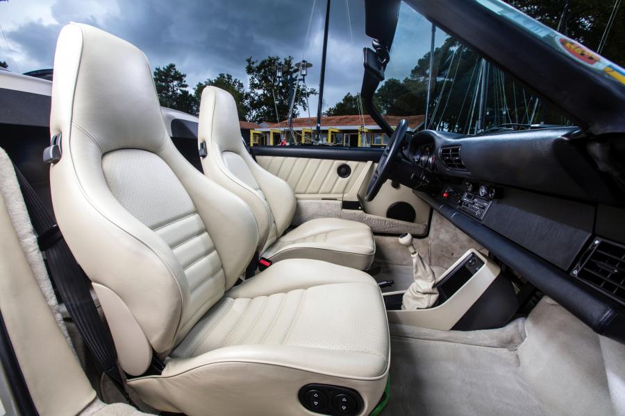 Интерьер Porsche 911 Carrera Speedster (911) 1989 года  (фото 17 из 59)